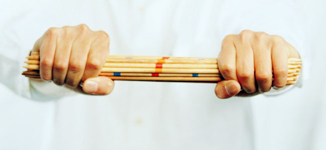 一把筷子折不斷,很好的體現了團隊合作的力量。